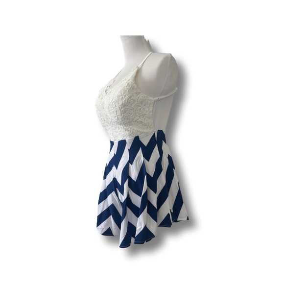 Crochet Backless Chevron Romper - Picture 3 of 6